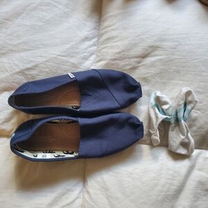Navy blue women's toms with free socks